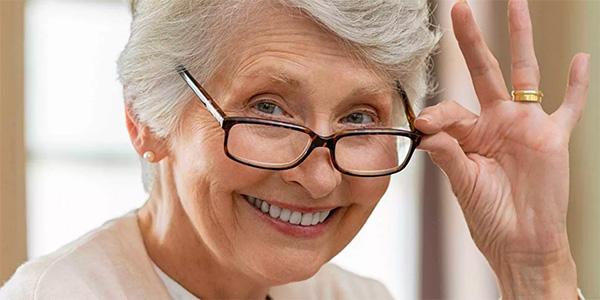 Bild Ältere Patientin mit Brille lächelt in die Kamera und scheint wieder besser zu sehen