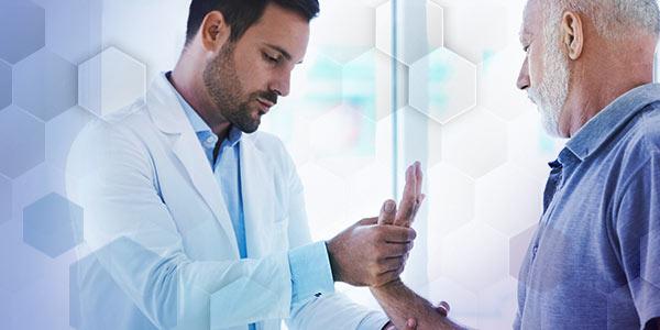 Ein Arzt untersucht die Hand eines Patienten